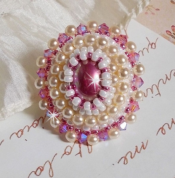 Bague Valmont Victorienne avec un cabochon en r&eacute;sine et des perles nacr&eacute;es