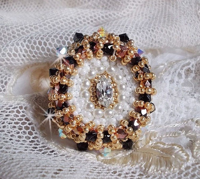 Bague Noir Sacr&eacute; brod&eacute;e avec des cristaux : navette et toupies, perles rondes nacr&eacute;es Blanches &agrave; laquelle s&rsquo;ajoute des facettes en verre de boh&egrave;me Jet Capri Gold et rocailles sur une bague r&eacute;glable