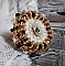 Bague Noir Sacr&eacute; brod&eacute;e avec des cristaux : navette et toupies, perles rondes nacr&eacute;es Blanches &agrave; laquelle s&rsquo;ajoute des facettes en verre de boh&egrave;me Jet Capri Gold et rocailles sur une bague r&eacute;glable