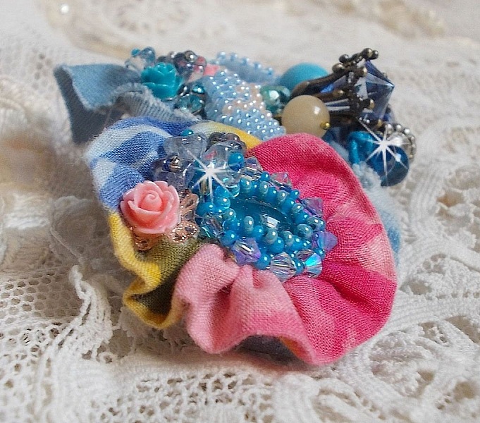Barrette &agrave; cheveux Far West brod&eacute;e avec des pierres semi-pr&eacute;cieuses (le Sodalite et le Jade Jaune), du tissu en Jean avec des fleurs, des Cristaux de Swarovski et des rocailles