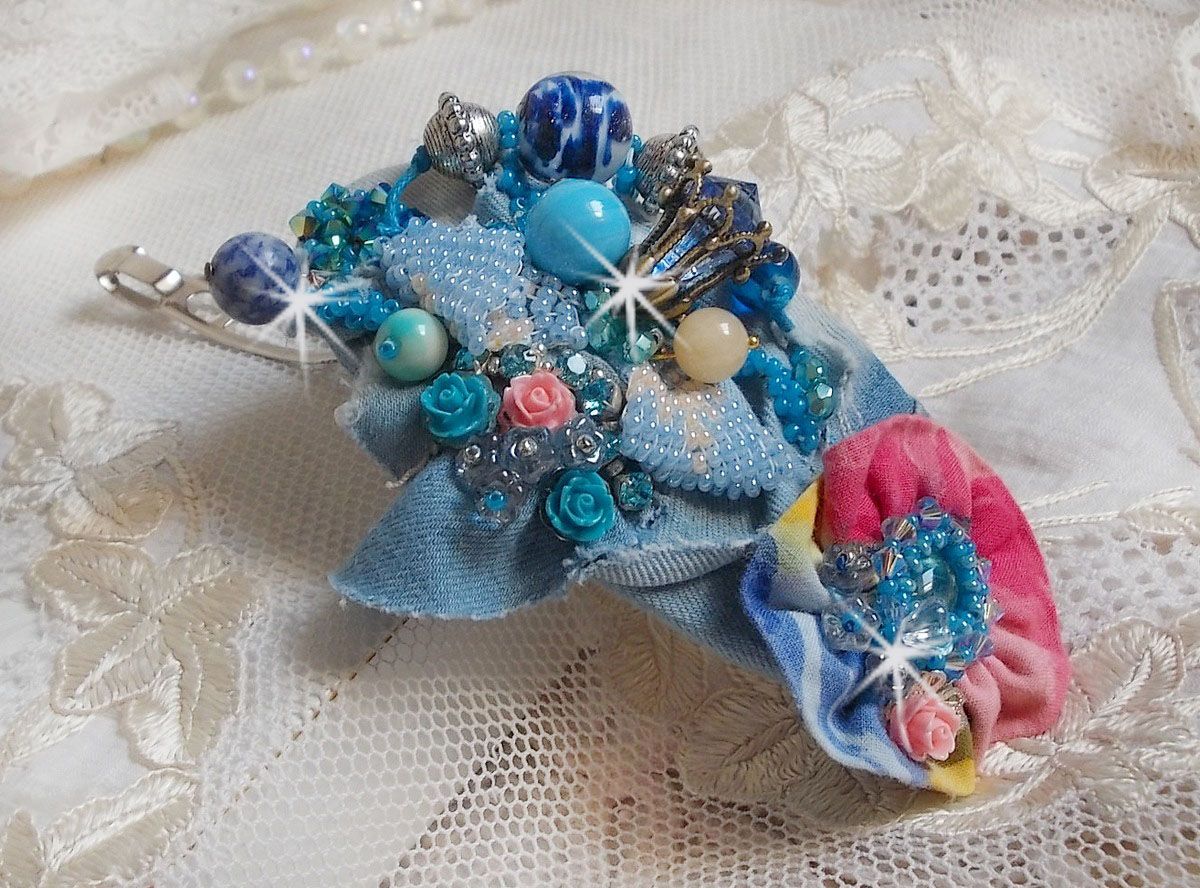 Barrette &agrave; cheveux Far West brod&eacute;e avec des pierres semi-pr&eacute;cieuses (le Sodalite et le Jade Jaune), du tissu en Jean avec des fleurs, des Cristaux de Swarovski et des rocailles