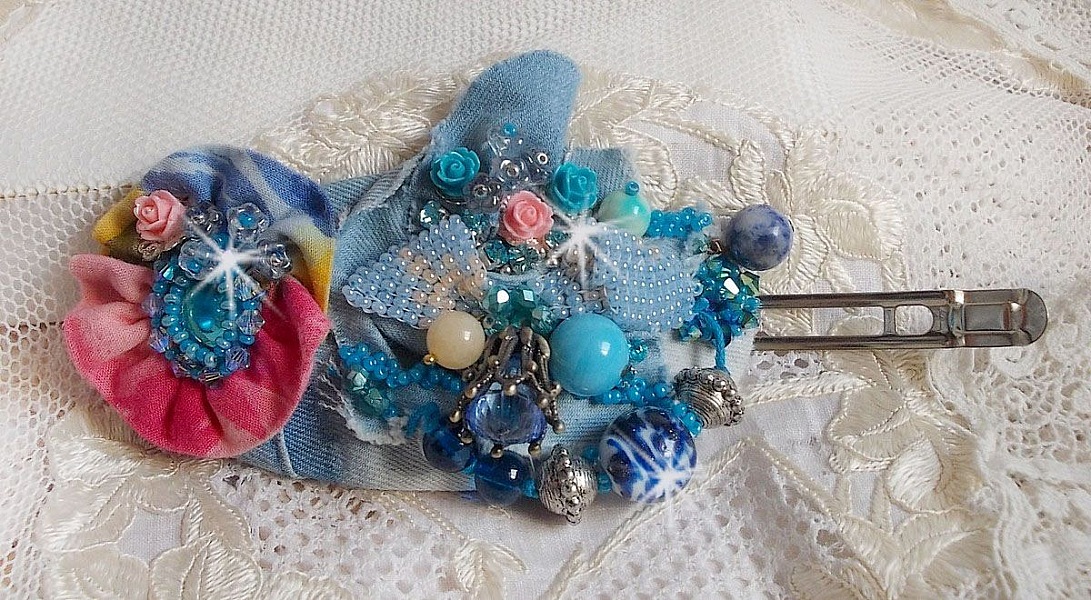 Barrette &agrave; cheveux Far West brod&eacute;e avec des pierres semi-pr&eacute;cieuses (le Sodalite et le Jade Jaune), du tissu en Jean avec des fleurs, des Cristaux de Swarovski et des rocailles