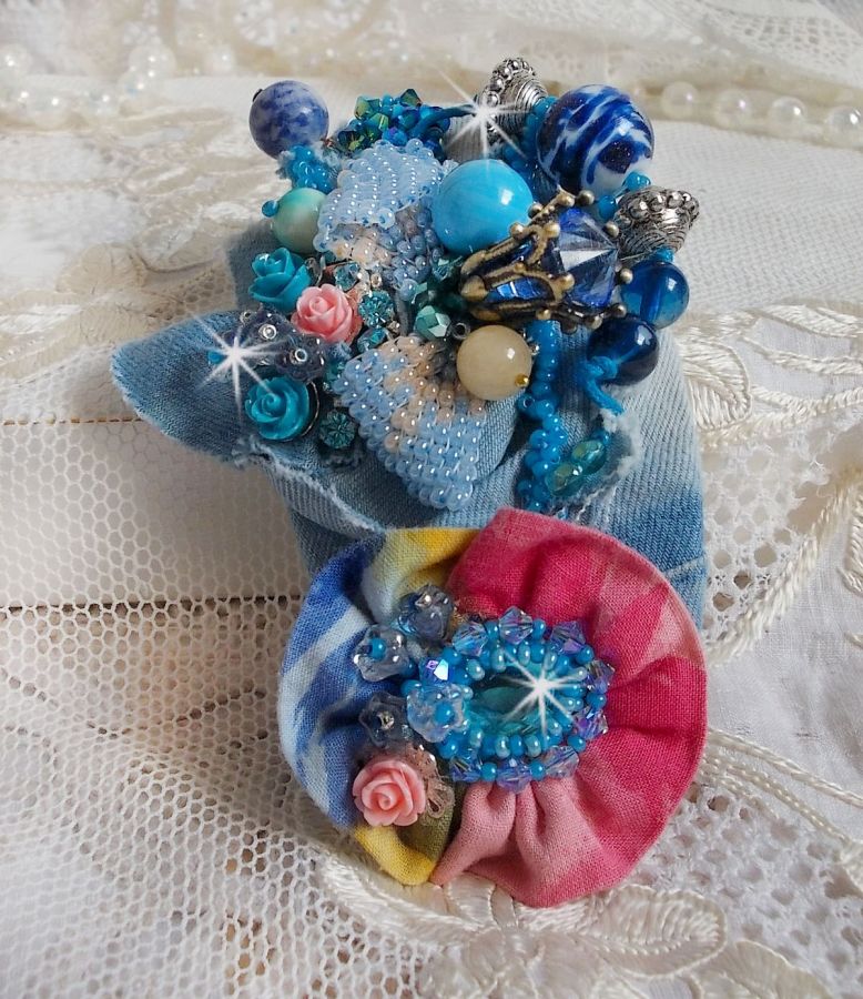 Barrette &agrave; cheveux Far West brod&eacute;e avec des pierres semi-pr&eacute;cieuses (le Sodalite et le Jade Jaune), du tissu en Jean avec des fleurs, des Cristaux de Swarovski et des rocailles
