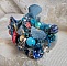 Barrette &agrave; cheveux Far West brod&eacute;e avec des pierres semi-pr&eacute;cieuses (le Sodalite et le Jade Jaune), du tissu en Jean avec des fleurs, des Cristaux de Swarovski et des rocailles