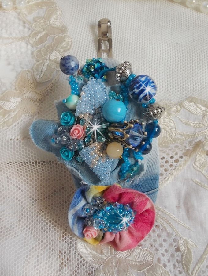 Barrette &agrave; cheveux Far West brod&eacute;e avec des pierres semi-pr&eacute;cieuses (le Sodalite et le Jade Jaune), du tissu en Jean avec des fleurs, des Cristaux de Swarovski et des rocailles