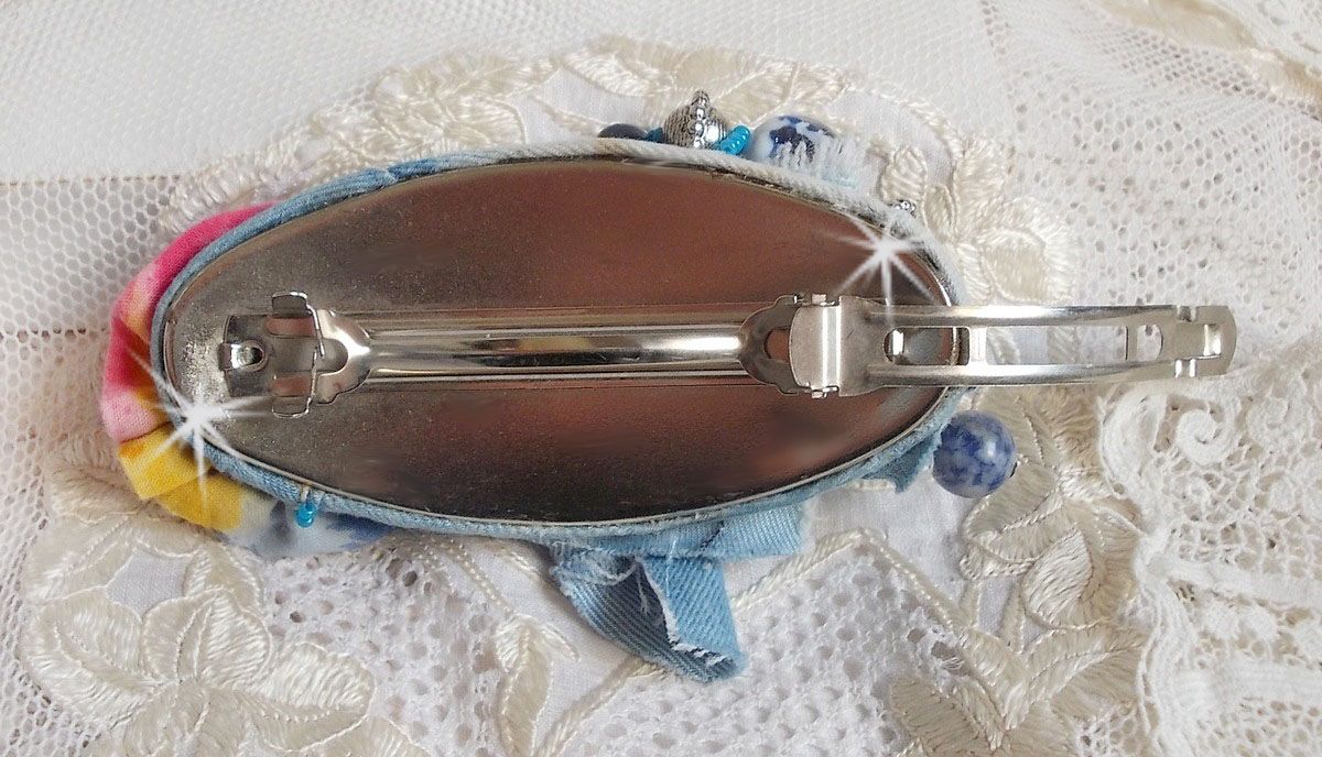Barrette &agrave; cheveux Far West brod&eacute;e avec des pierres semi-pr&eacute;cieuses (le Sodalite et le Jade Jaune), du tissu en Jean avec des fleurs, des Cristaux de Swarovski et des rocailles