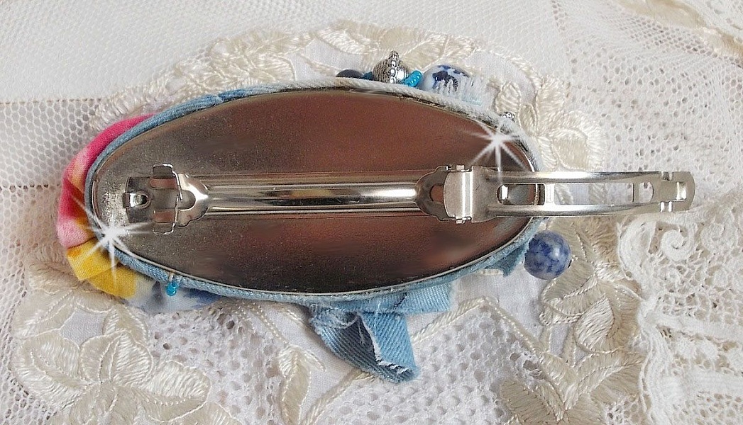 Barrette &agrave; cheveux Far West brod&eacute;e avec des pierres semi-pr&eacute;cieuses (le Sodalite et le Jade Jaune), du tissu en Jean avec des fleurs, des Cristaux de Swarovski et des rocailles