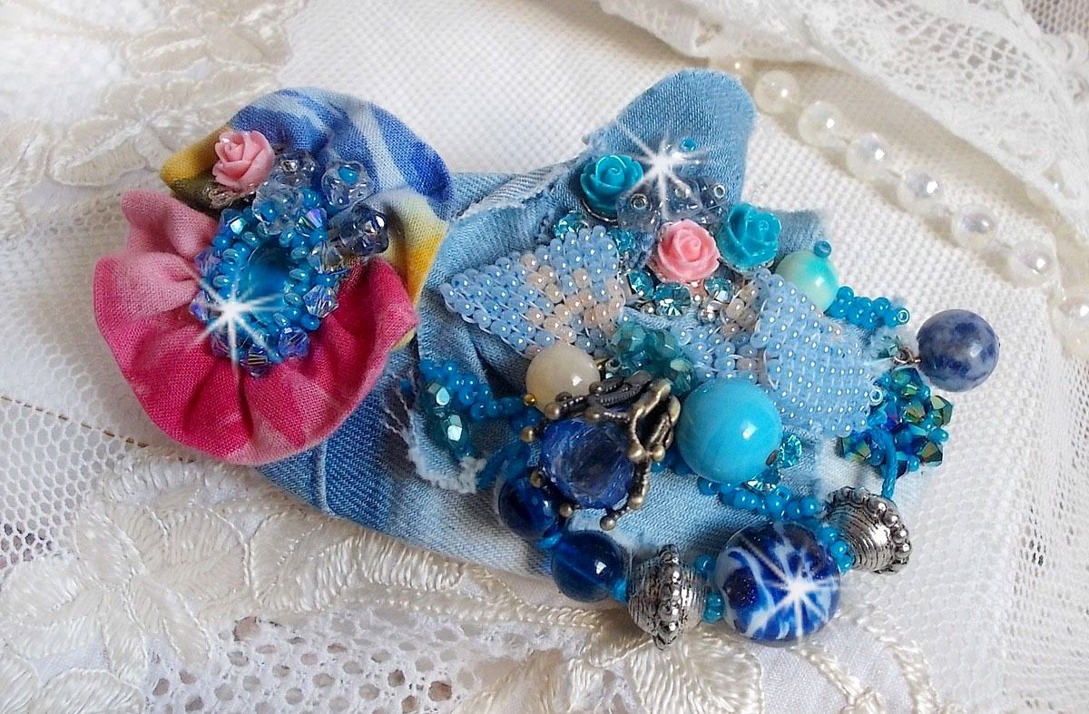 Barrette &agrave; cheveux Far West brod&eacute;e avec des pierres semi-pr&eacute;cieuses (le Sodalite et le Jade Jaune), du tissu en Jean avec des fleurs, des Cristaux de Swarovski et des rocailles