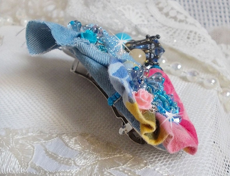 Barrette &agrave; cheveux Far West brod&eacute;e avec des pierres semi-pr&eacute;cieuses (le Sodalite et le Jade Jaune), du tissu en Jean avec des fleurs, des Cristaux de Swarovski et des rocailles