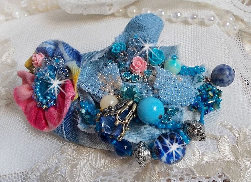 Barrette &agrave; cheveux Far West brod&eacute;e avec des pierres semi-pr&eacute;cieuses (le Sodalite et le Jade Jaune), du tissu en Jean avec des fleurs, des Cristaux de Swarovski et des rocailles