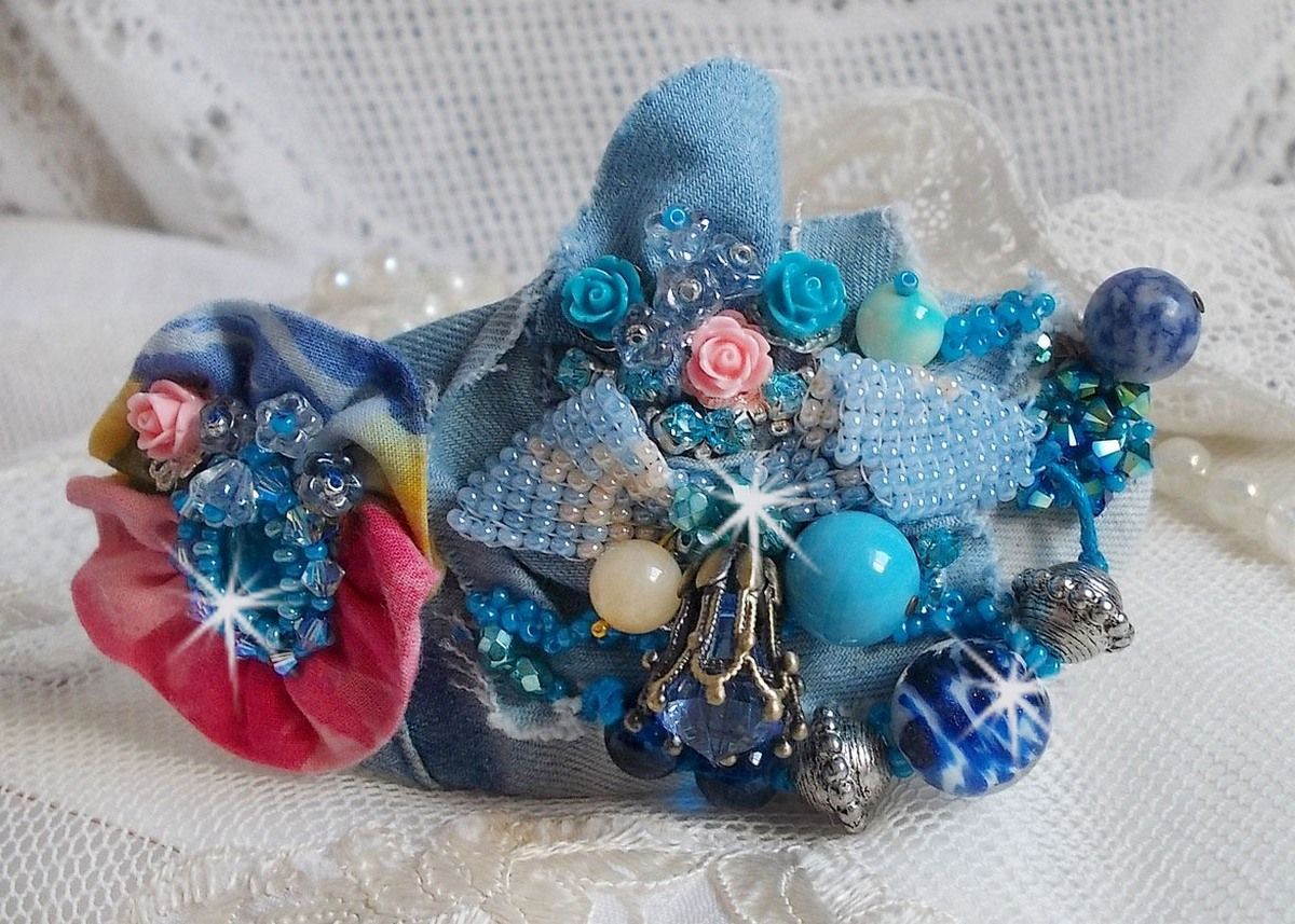 Barrette &agrave; cheveux Far West brod&eacute;e avec des pierres semi-pr&eacute;cieuses (le Sodalite et le Jade Jaune), du tissu en Jean avec des fleurs, des Cristaux de Swarovski et des rocailles