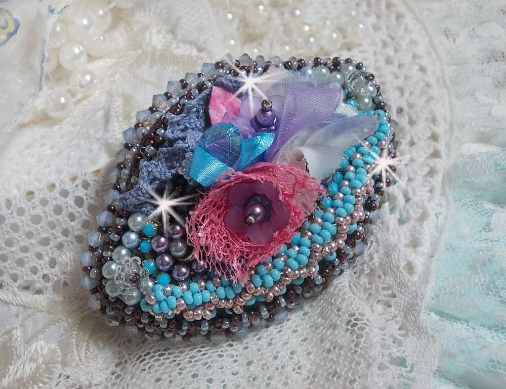 Barrette &agrave; cheveux  Mademoiselle Bluse Haute Couture brod&eacute;e avec dentelle Gris perl&eacute; et Rose, rubans : satin et organza, fleurs en tissu &agrave; laquelle s&rsquo;ajoute des cristaux : perles, toupies et rocailles