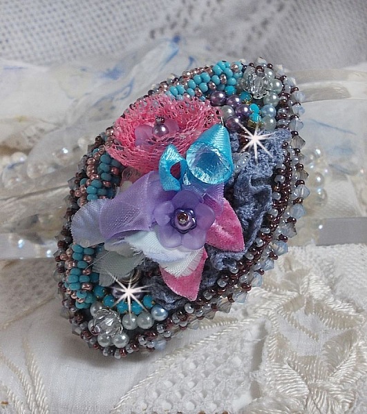 Barrette &agrave; cheveux  Mademoiselle Bluse Haute Couture brod&eacute;e avec dentelle Gris perl&eacute; et Rose, rubans : satin et organza, fleurs en tissu &agrave; laquelle s&rsquo;ajoute des cristaux : perles, toupies et rocailles