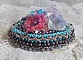 Barrette &agrave; cheveux  Mademoiselle Bluse Haute Couture brod&eacute;e avec dentelle Gris perl&eacute; et Rose, rubans : satin et organza, fleurs en tissu &agrave; laquelle s&rsquo;ajoute des cristaux : perles, toupies et rocailles