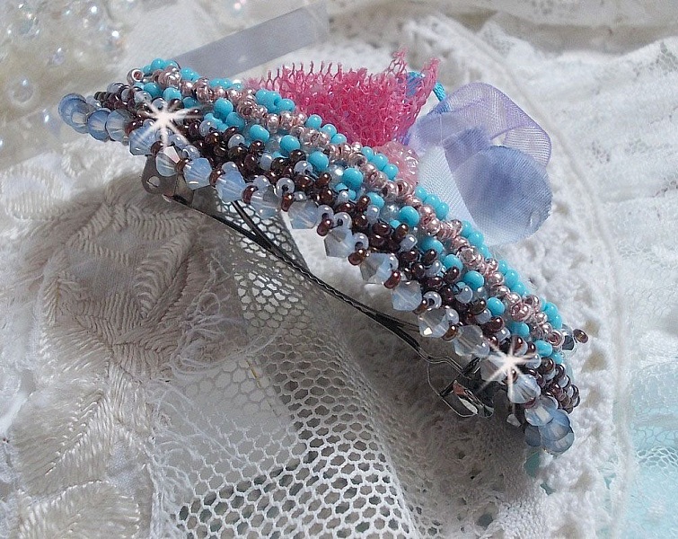 Barrette &agrave; cheveux  Mademoiselle Bluse Haute Couture brod&eacute;e avec dentelle Gris perl&eacute; et Rose, rubans : satin et organza, fleurs en tissu &agrave; laquelle s&rsquo;ajoute des cristaux : perles, toupies et rocailles