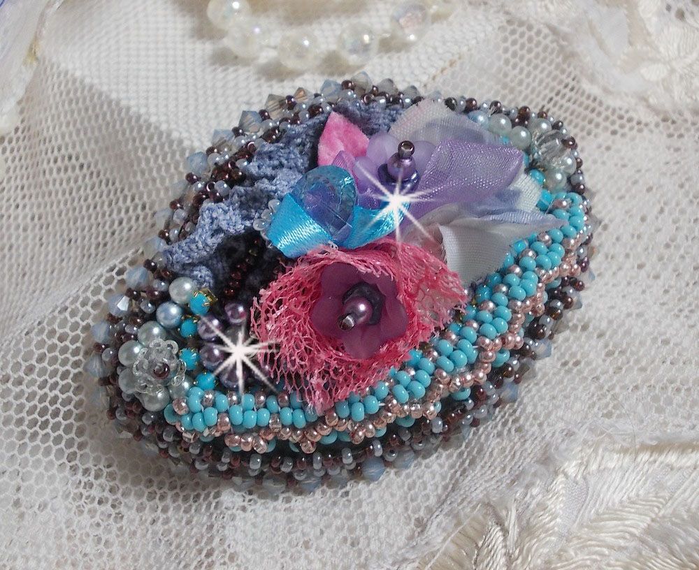 Barrette &agrave; cheveux  Mademoiselle Bluse Haute Couture brod&eacute;e avec dentelle Gris perl&eacute; et Rose, rubans : satin et organza, fleurs en tissu &agrave; laquelle s&rsquo;ajoute des cristaux : perles, toupies et rocailles