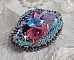 Barrette &agrave; cheveux  Mademoiselle Bluse Haute Couture brod&eacute;e avec dentelle Gris perl&eacute; et Rose, rubans : satin et organza, fleurs en tissu &agrave; laquelle s&rsquo;ajoute des cristaux : perles, toupies et rocailles