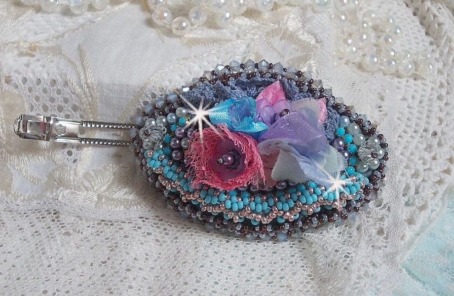 Barrette &agrave; cheveux  Mademoiselle Bluse Haute Couture brod&eacute;e avec dentelle Gris perl&eacute; et Rose, rubans : satin et organza, fleurs en tissu &agrave; laquelle s&rsquo;ajoute des cristaux : perles, toupies et rocailles