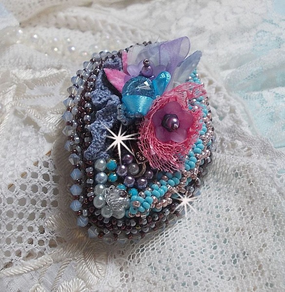Barrette &agrave; cheveux  Mademoiselle Bluse Haute Couture brod&eacute;e avec dentelle Gris perl&eacute; et Rose, rubans : satin et organza, fleurs en tissu &agrave; laquelle s&rsquo;ajoute des cristaux : perles, toupies et rocailles