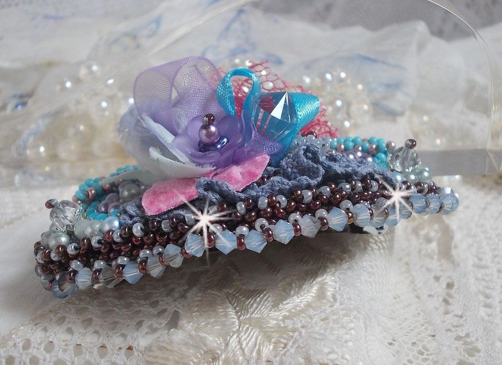 Barrette &agrave; cheveux  Mademoiselle Bluse Haute Couture brod&eacute;e avec dentelle Gris perl&eacute; et Rose, rubans : satin et organza, fleurs en tissu &agrave; laquelle s&rsquo;ajoute des cristaux : perles, toupies et rocailles