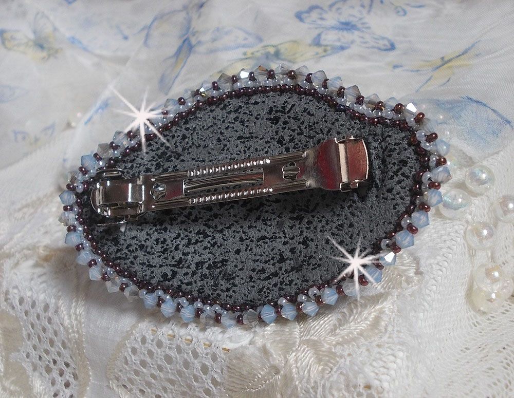 Barrette &agrave; cheveux  Mademoiselle Bluse Haute Couture brod&eacute;e avec dentelle Gris perl&eacute; et Rose, rubans : satin et organza, fleurs en tissu &agrave; laquelle s&rsquo;ajoute des cristaux : perles, toupies et rocailles