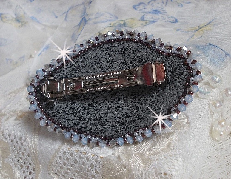 Barrette &agrave; cheveux  Mademoiselle Bluse Haute Couture brod&eacute;e avec dentelle Gris perl&eacute; et Rose, rubans : satin et organza, fleurs en tissu &agrave; laquelle s&rsquo;ajoute des cristaux : perles, toupies et rocailles