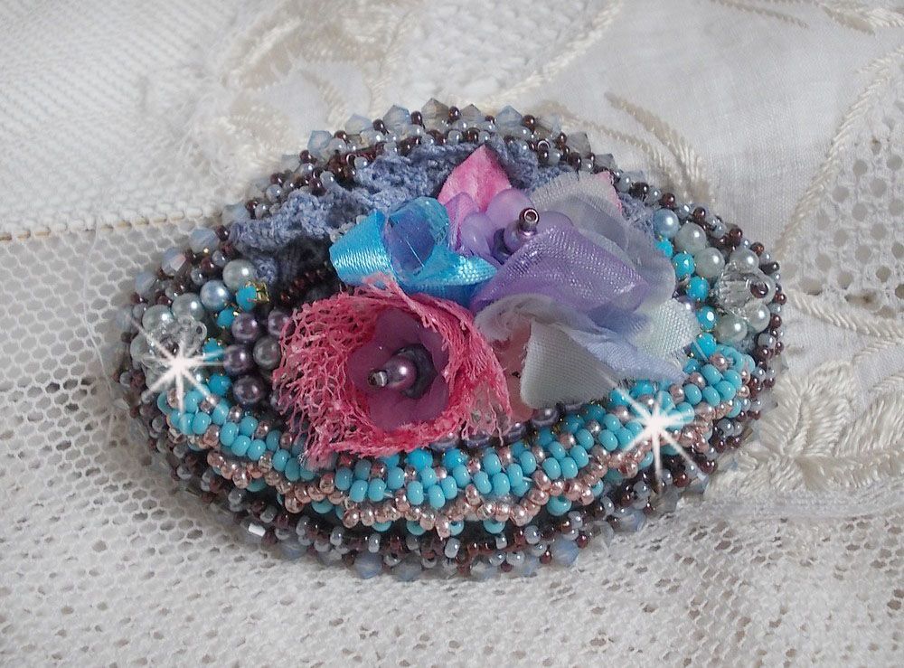Barrette &agrave; cheveux  Mademoiselle Bluse Haute Couture brod&eacute;e avec dentelle Gris perl&eacute; et Rose, rubans : satin et organza, fleurs en tissu &agrave; laquelle s&rsquo;ajoute des cristaux : perles, toupies et rocailles
