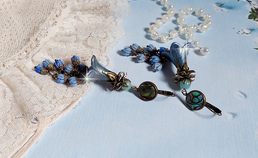 BO Abalone, pierres de Gemme : cabochon  Abalone et perles rondes Amazonite, boutons de roses en verre, calottes, cha&icirc;ne. Le tout est fini sur des dormeuses en M&eacute;tal. Une fa&ccedil;on Nature et Chic