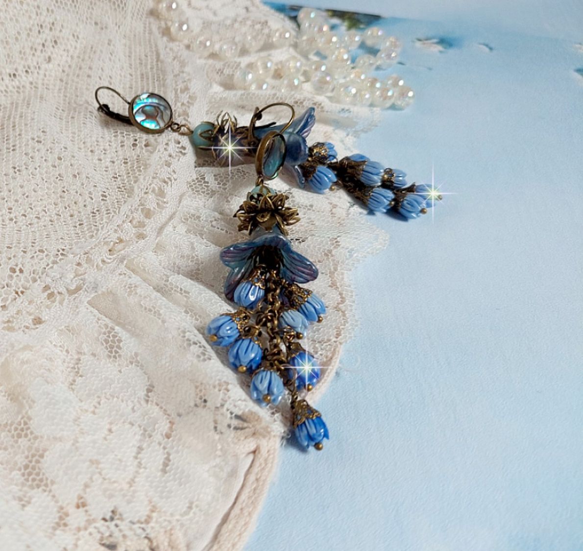 BO Abalone, pierres de Gemme : cabochon  Abalone et perles rondes Amazonite, boutons de roses en verre, calottes, cha&icirc;ne. Le tout est fini sur des dormeuses en M&eacute;tal. Une fa&ccedil;on Nature et Chic