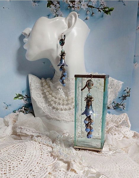 BO Abalone, pierres de Gemme : cabochon  Abalone et perles rondes Amazonite, boutons de roses en verre, calottes, cha&icirc;ne. Le tout est fini sur des dormeuses en M&eacute;tal. Une fa&ccedil;on Nature et Chic