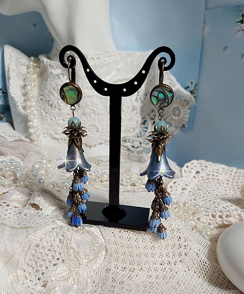 BO Abalone, pierres de Gemme : cabochon  Abalone et perles rondes Amazonite, boutons de roses en verre, calottes, cha&icirc;ne. Le tout est fini sur des dormeuses en M&eacute;tal. Une fa&ccedil;on Nature et Chic