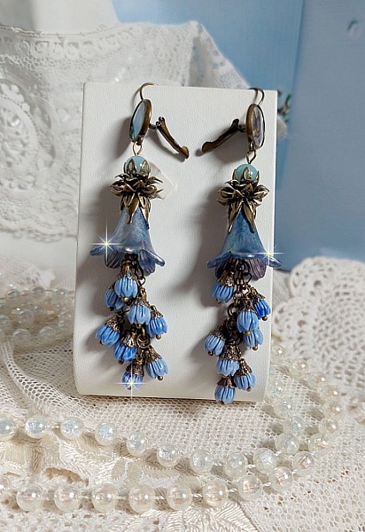 BO Abalone, pierres de Gemme : cabochon  Abalone et perles rondes Amazonite, boutons de roses en verre, calottes, cha&icirc;ne. Le tout est fini sur des dormeuses en M&eacute;tal. Une fa&ccedil;on Nature et Chic