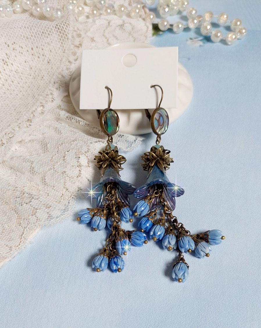 BO Abalone, pierres de Gemme : cabochon  Abalone et perles rondes Amazonite, boutons de roses en verre, calottes, cha&icirc;ne. Le tout est fini sur des dormeuses en M&eacute;tal. Une fa&ccedil;on Nature et Chic