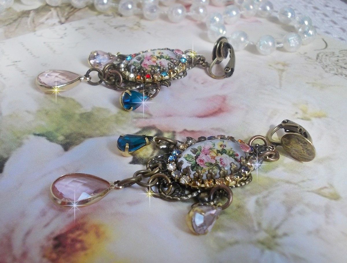 BO Affection de roses avec cabochons repr&eacute;sentant un bouquet de fleurs, cha&icirc;ne strass mixed couleurs mont&eacute;e sur estampes. Les pendants poires Rose et Vert affinent les boucles. Un air tr&egrave;s romantique
