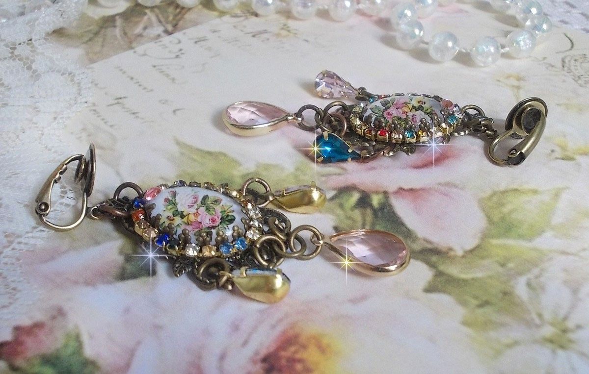 BO Affection de roses avec cabochons repr&eacute;sentant un bouquet de fleurs, cha&icirc;ne strass mixed couleurs mont&eacute;e sur estampes. Les pendants poires Rose et Vert affinent les boucles. Un air tr&egrave;s romantique