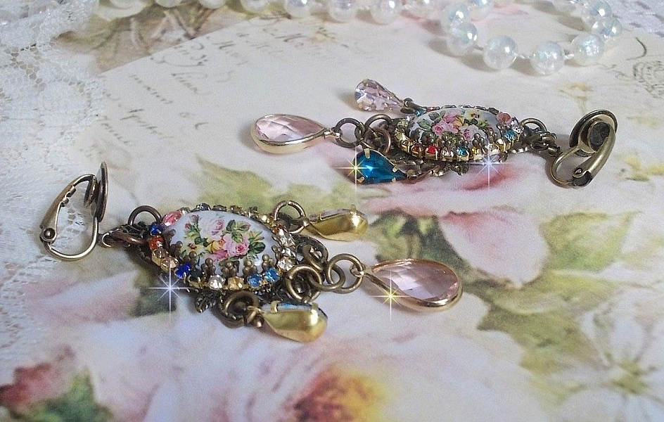 BO Affection de roses avec cabochons repr&eacute;sentant un bouquet de fleurs, cha&icirc;ne strass mixed couleurs mont&eacute;e sur estampes. Les pendants poires Rose et Vert affinent les boucles. Un air tr&egrave;s romantique