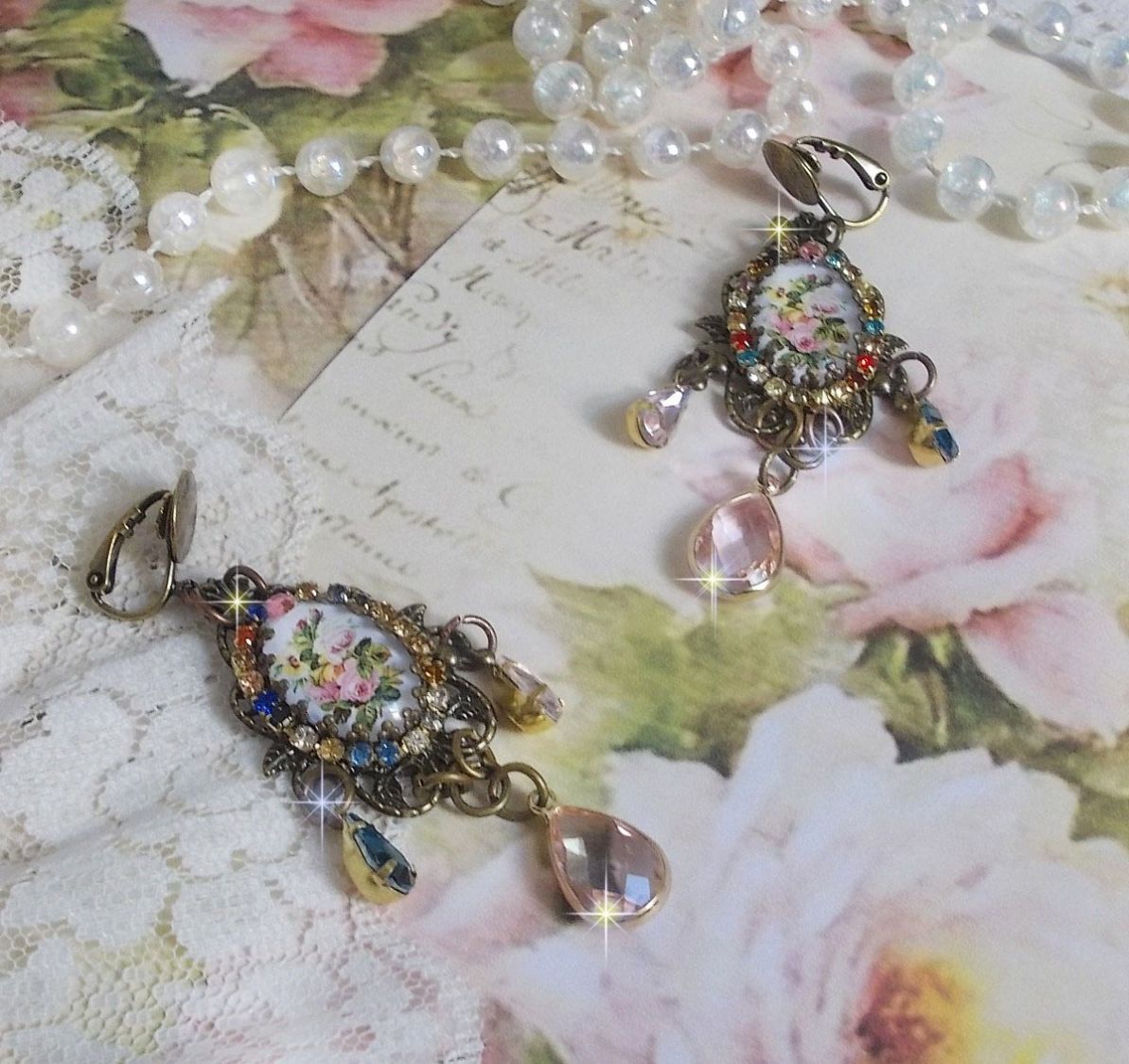 BO Affection de roses avec cabochons repr&eacute;sentant un bouquet de fleurs, cha&icirc;ne strass mixed couleurs mont&eacute;e sur estampes. Les pendants poires Rose et Vert affinent les boucles. Un air tr&egrave;s romantique