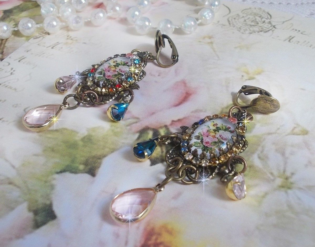 BO Affection de roses avec cabochons repr&eacute;sentant un bouquet de fleurs, cha&icirc;ne strass mixed couleurs mont&eacute;e sur estampes. Les pendants poires Rose et Vert affinent les boucles. Un air tr&egrave;s romantique
