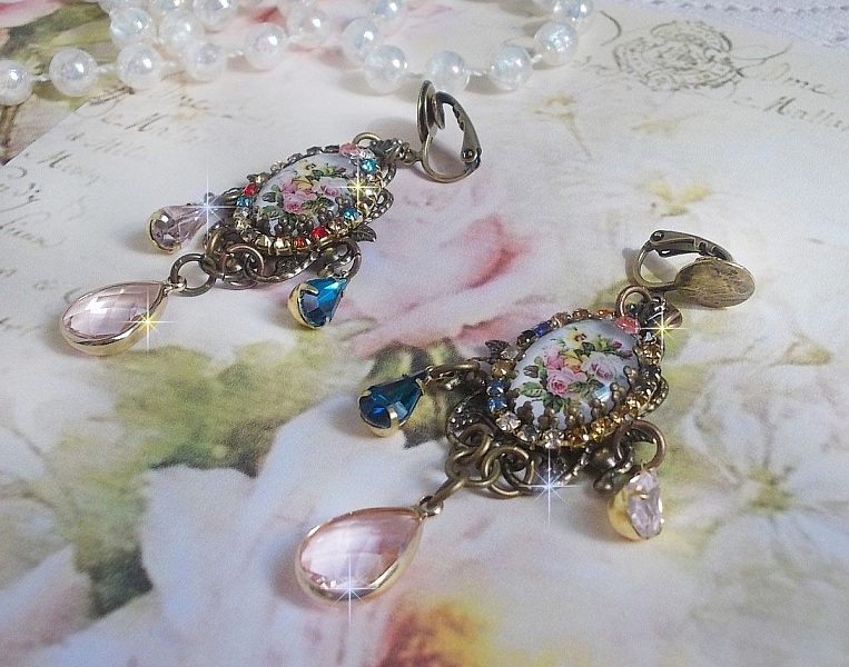 BO Affection de roses avec cabochons repr&eacute;sentant un bouquet de fleurs, cha&icirc;ne strass mixed couleurs mont&eacute;e sur estampes. Les pendants poires Rose et Vert affinent les boucles. Un air tr&egrave;s romantique
