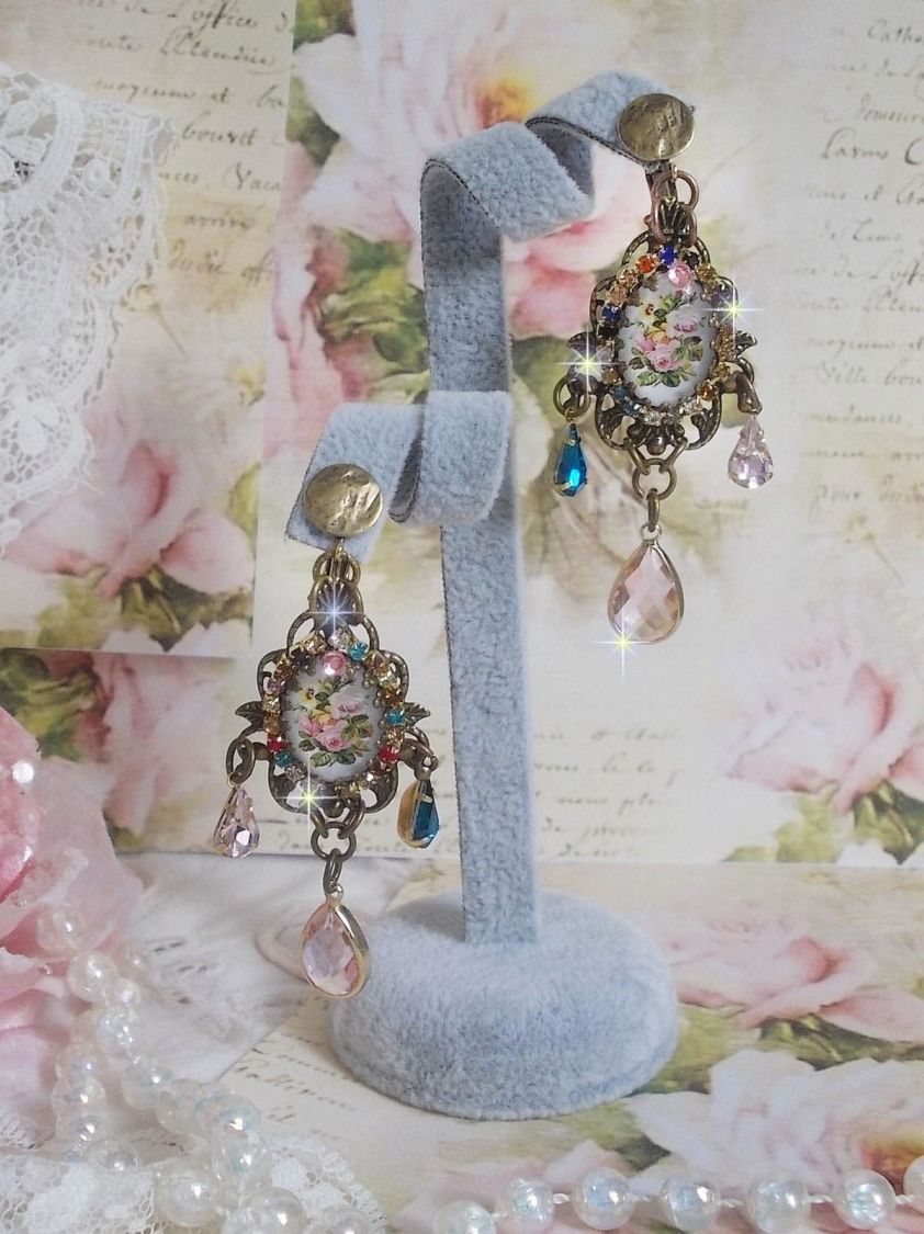 BO Affection de roses avec cabochons repr&eacute;sentant un bouquet de fleurs, cha&icirc;ne strass mixed couleurs mont&eacute;e sur estampes. Les pendants poires Rose et Vert affinent les boucles. Un air tr&egrave;s romantique