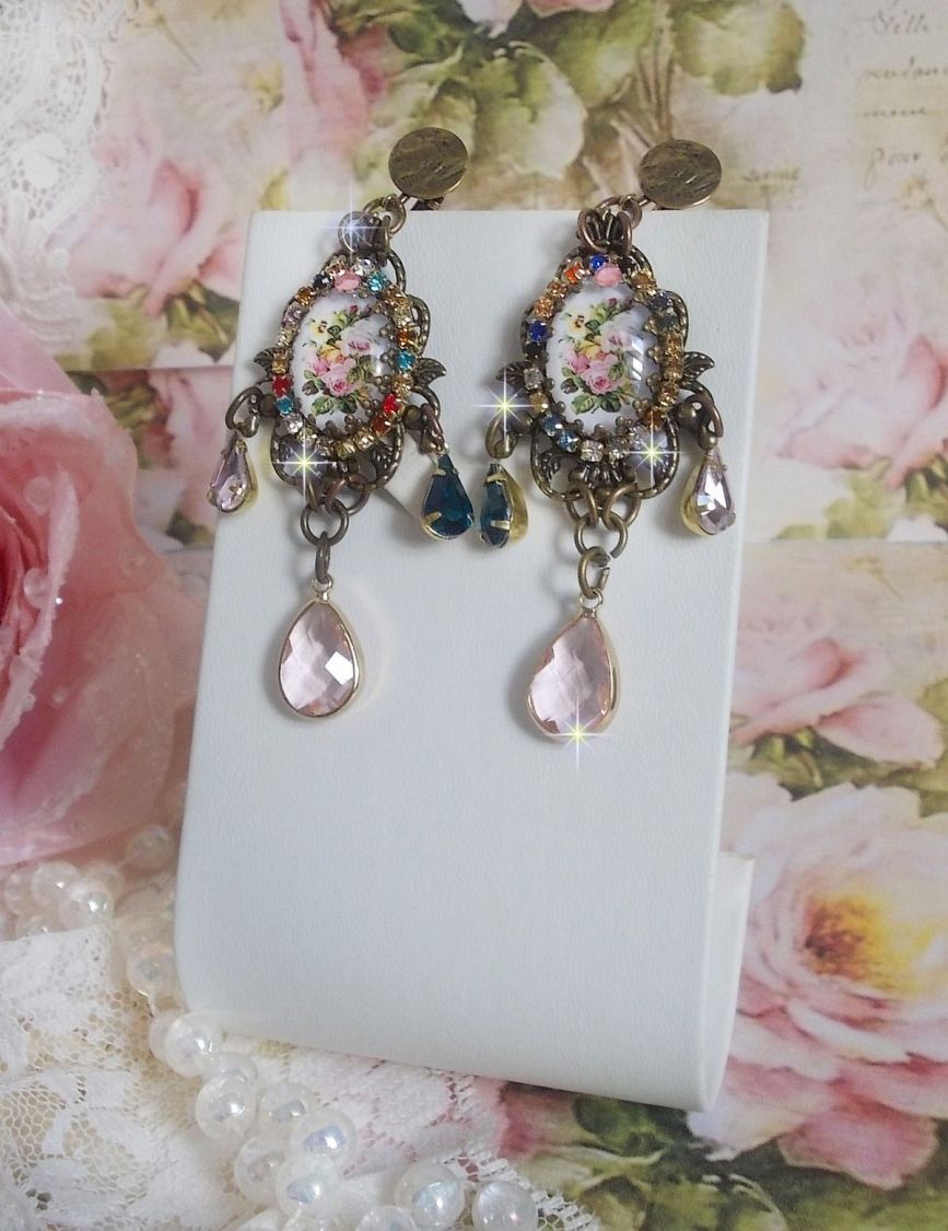 BO Affection de roses avec cabochons repr&eacute;sentant un bouquet de fleurs, cha&icirc;ne strass mixed couleurs mont&eacute;e sur estampes. Les pendants poires Rose et Vert affinent les boucles. Un air tr&egrave;s romantique