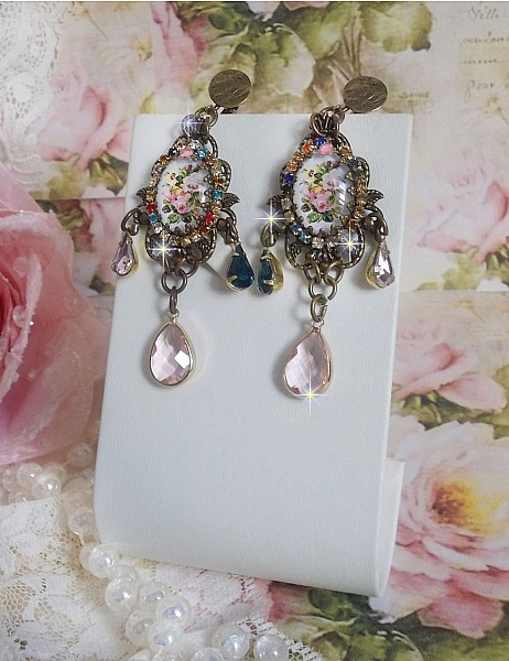 BO Affection de roses avec cabochons repr&eacute;sentant un bouquet de fleurs, cha&icirc;ne strass mixed couleurs mont&eacute;e sur estampes. Les pendants poires Rose et Vert affinent les boucles. Un air tr&egrave;s romantique