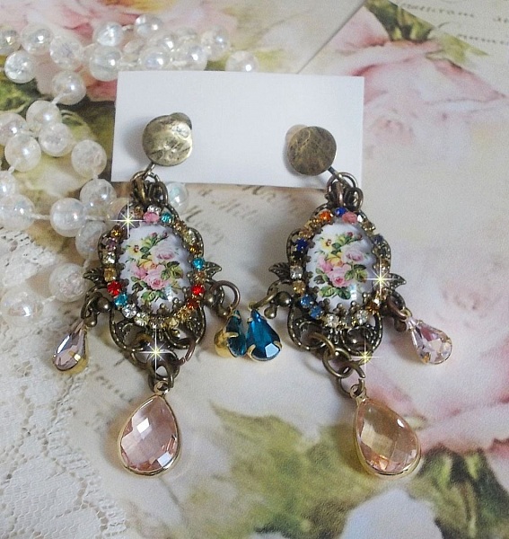 BO Affection de roses avec cabochons repr&eacute;sentant un bouquet de fleurs, cha&icirc;ne strass mixed couleurs mont&eacute;e sur estampes. Les pendants poires Rose et Vert affinent les boucles. Un air tr&egrave;s romantique