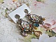 BO Affection de roses avec cabochons repr&eacute;sentant un bouquet de fleurs, cha&icirc;ne strass mixed couleurs mont&eacute;e sur estampes. Les pendants poires Rose et Vert affinent les boucles. Un air tr&egrave;s romantique