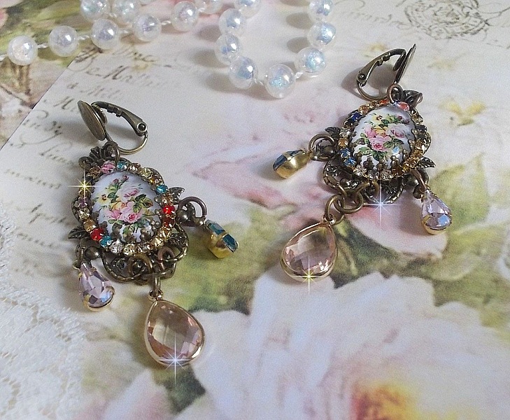 BO Affection de roses avec cabochons repr&eacute;sentant un bouquet de fleurs, cha&icirc;ne strass mixed couleurs mont&eacute;e sur estampes. Les pendants poires Rose et Vert affinent les boucles. Un air tr&egrave;s romantique