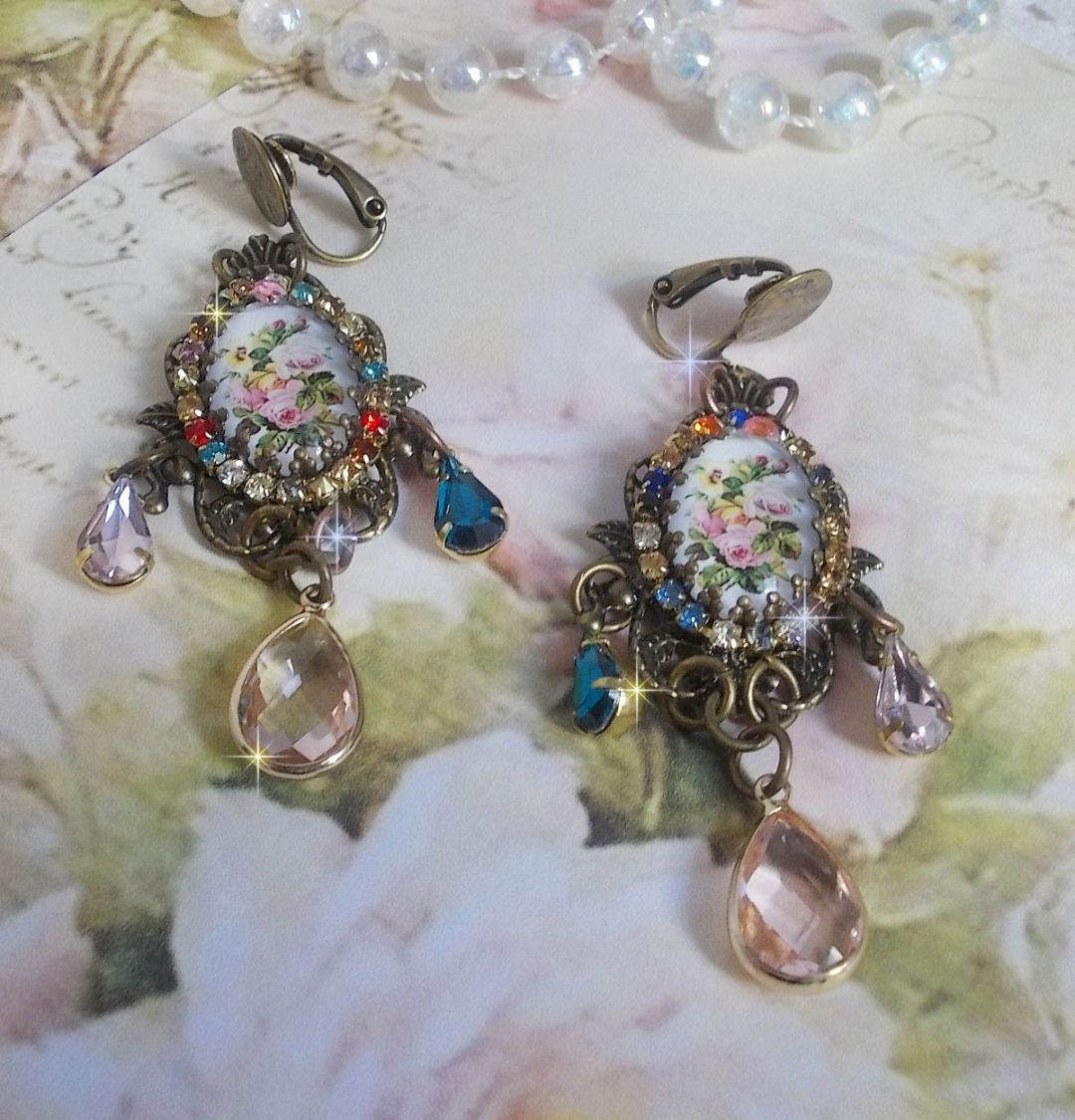 BO Affection de roses avec cabochons repr&eacute;sentant un bouquet de fleurs, cha&icirc;ne strass mixed couleurs mont&eacute;e sur estampes. Les pendants poires Rose et Vert affinent les boucles. Un air tr&egrave;s romantique