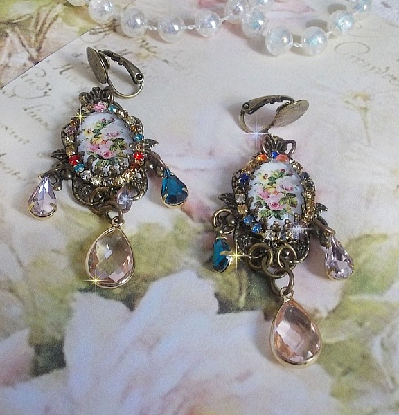 BO Affection de roses avec cabochons repr&eacute;sentant un bouquet de fleurs, cha&icirc;ne strass mixed couleurs mont&eacute;e sur estampes. Les pendants poires Rose et Vert affinent les boucles. Un air tr&egrave;s romantique