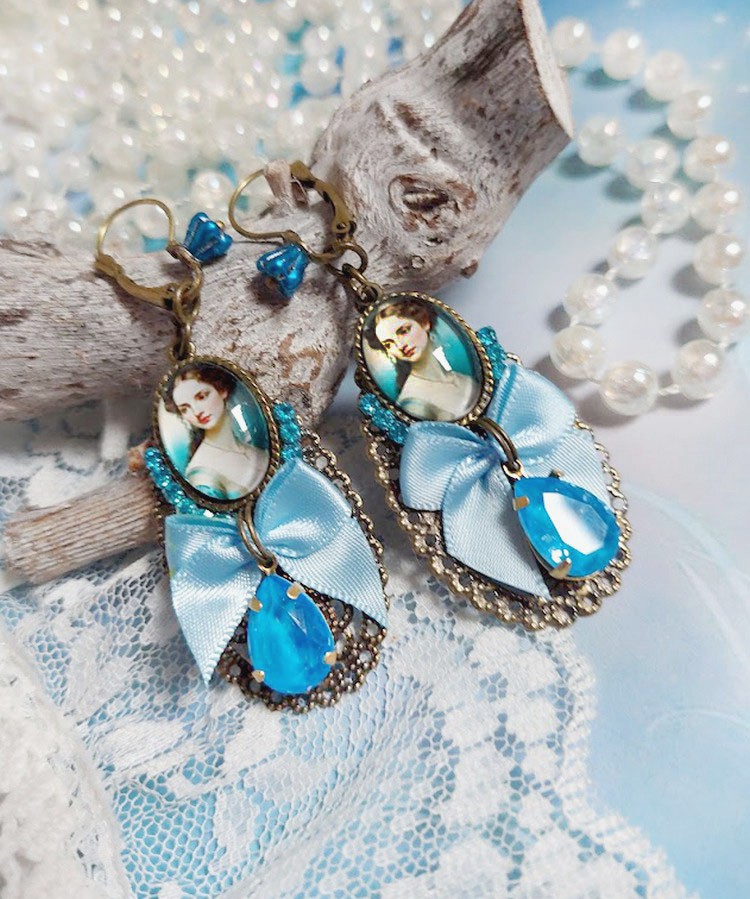BO Aily cr&eacute;&eacute;es avec cabochons loupes, n&oelig;ud satin, strass, perles Cristal Swarovski, dormeuses laiton
