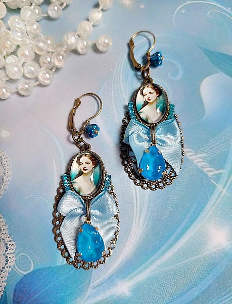 BO Aily cr&eacute;&eacute;es avec cabochons loupes, n&oelig;ud satin, strass, perles Cristal Swarovski, dormeuses laiton
