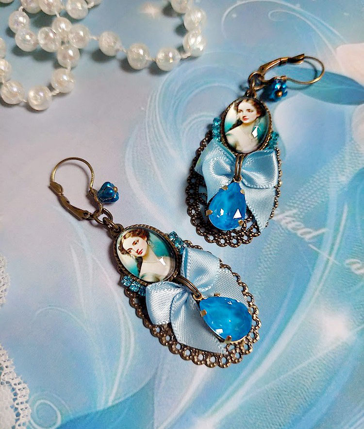 BO Aily cr&eacute;&eacute;es avec cabochons loupes, n&oelig;ud satin, strass, perles Cristal Swarovski, dormeuses laiton